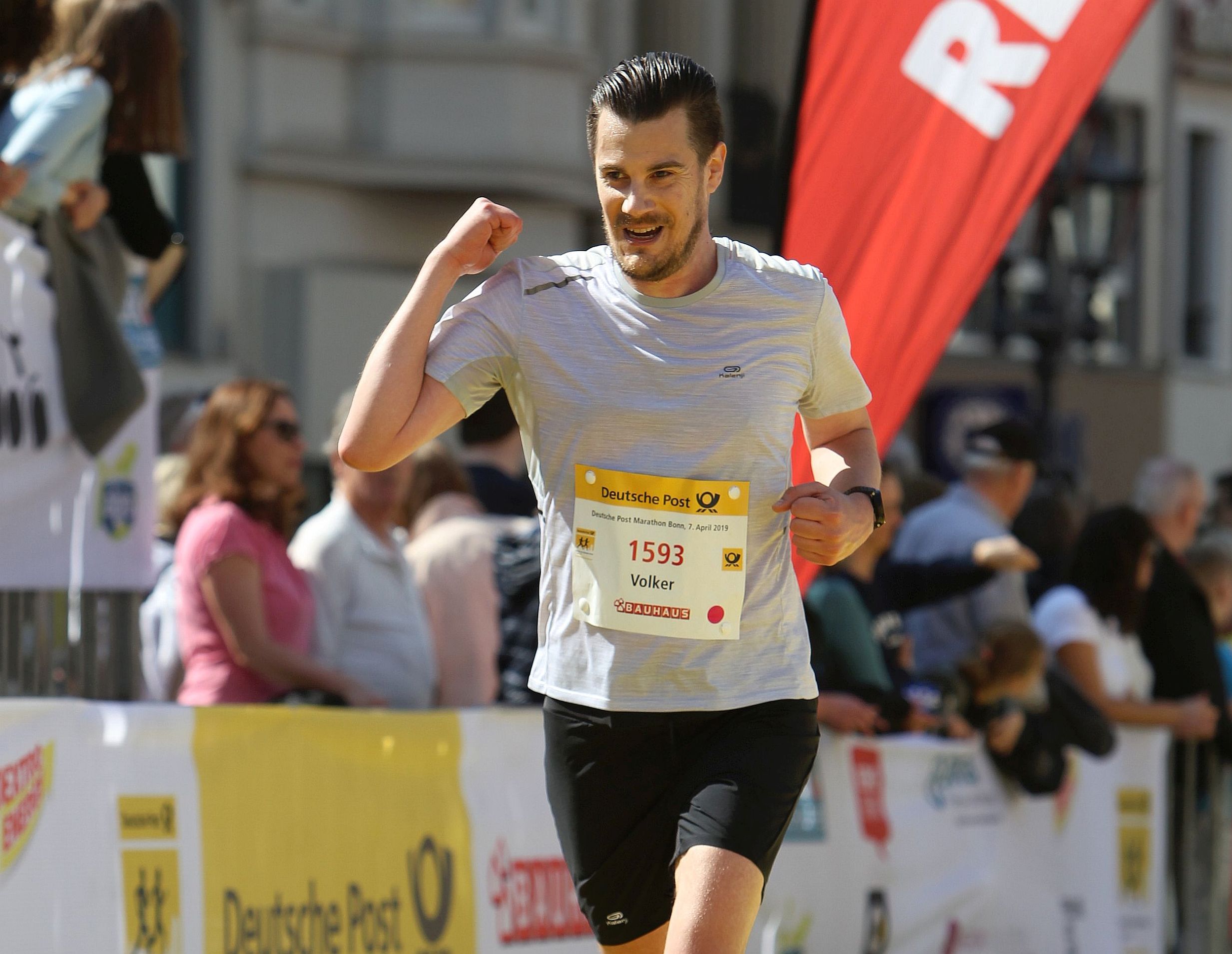 Volker auf der Zielgeraden des Bonn-Marathons 2019